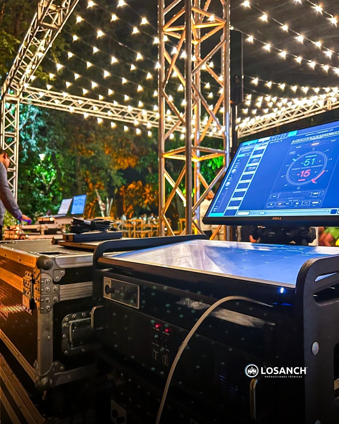 Rack de audio y control DMX en evento nocturno